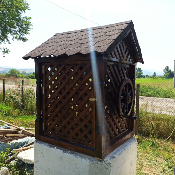Fantana din lemn rustică